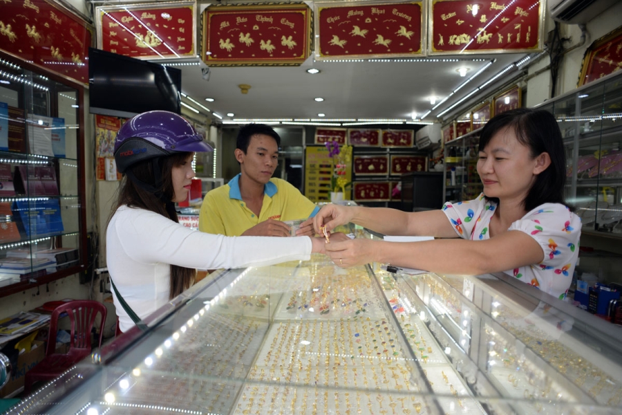  Cả chiều mua vào lẫn bán ra đều tăng. Ảnh Nguyễn Quang 