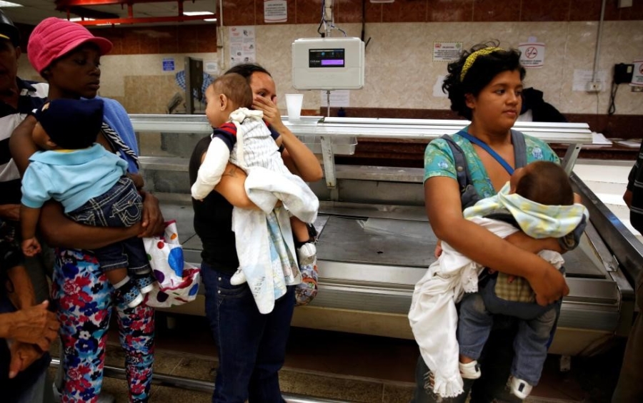 Venezuela: Sieu thi trong, giay ve sinh gia 30 USD mot cuon hinh anh 2