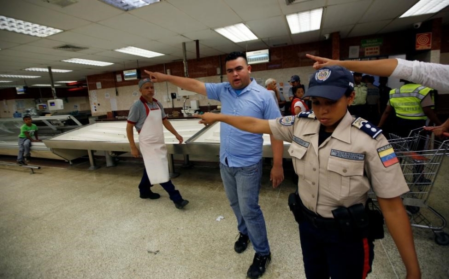 Venezuela: Sieu thi trong, giay ve sinh gia 30 USD mot cuon hinh anh 4