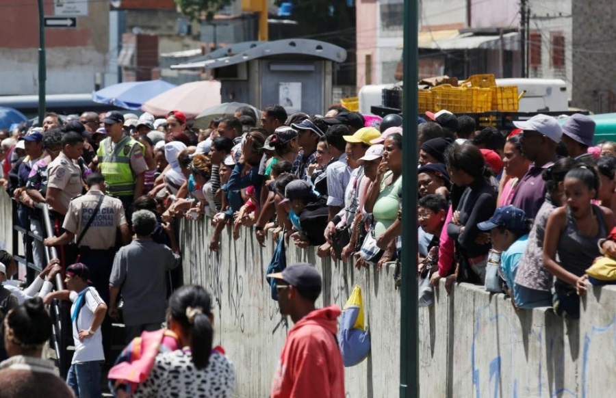 Venezuela: Sieu thi trong, giay ve sinh gia 30 USD mot cuon hinh anh 5