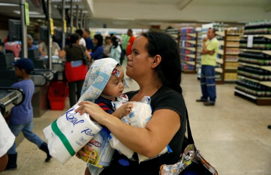 Venezuela: Sieu thi trong, giay ve sinh gia 30 USD mot cuon hinh anh 6