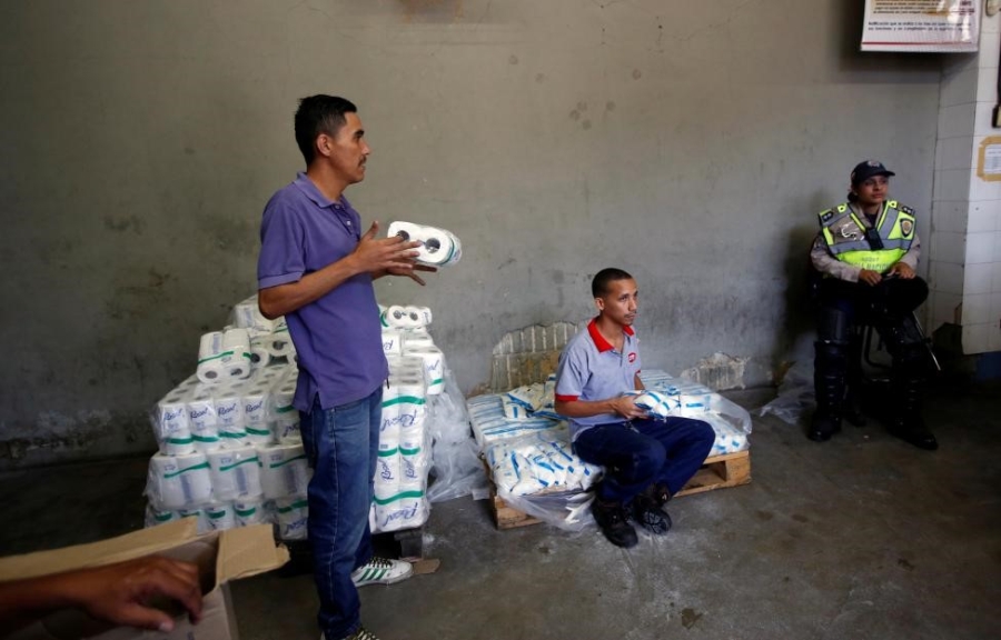 Venezuela: Sieu thi trong, giay ve sinh gia 30 USD mot cuon hinh anh 7