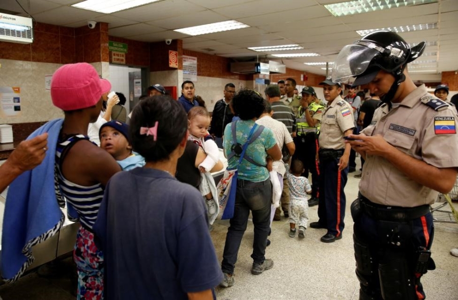 Venezuela: Sieu thi trong, giay ve sinh gia 30 USD mot cuon hinh anh 12