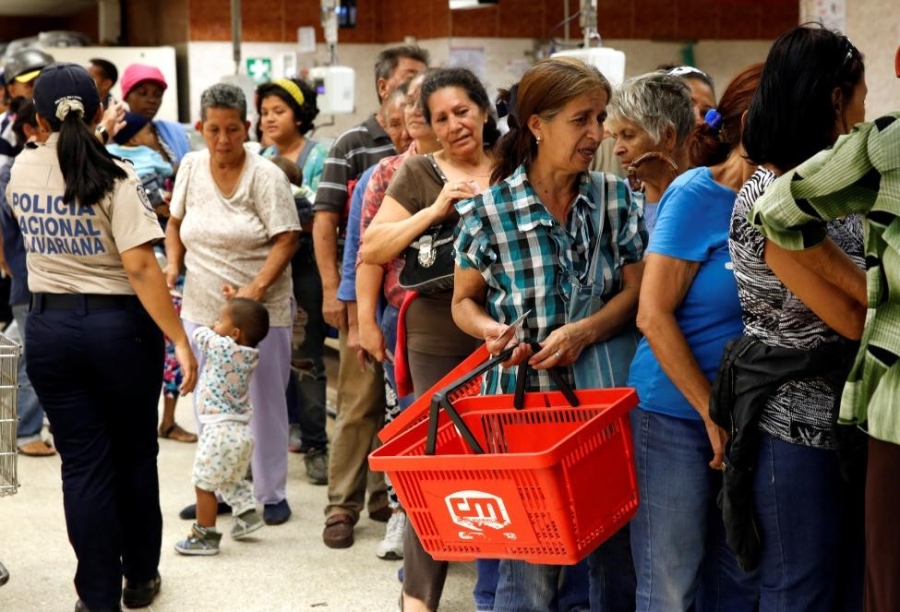 Venezuela: Sieu thi trong, giay ve sinh gia 30 USD mot cuon hinh anh 14