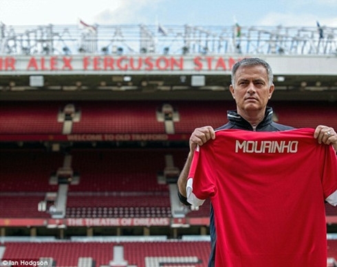 vi sao sir alex ferguson het long ung ho jose mourinho o mu? hinh 0