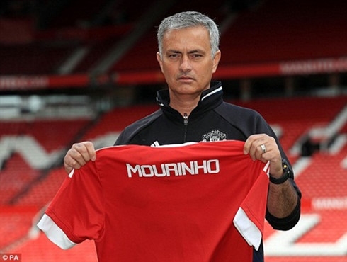 vi sao sir alex ferguson het long ung ho jose mourinho o mu? hinh 3