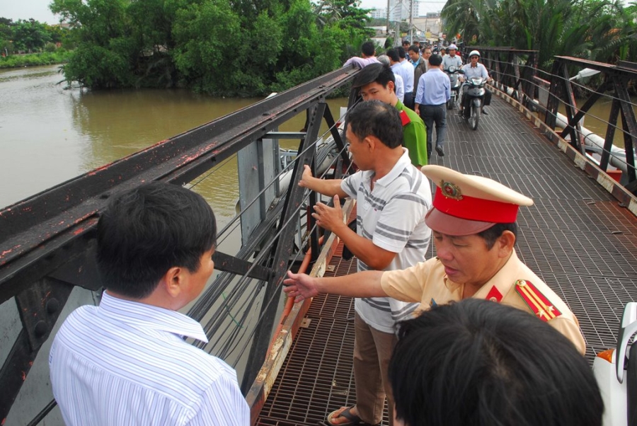 Lực lượng chức năng tiến hành khám nghiệm hiện trường