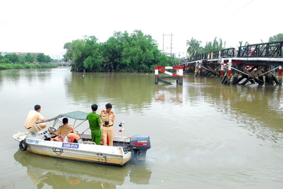 Cảnh sát giao thông đường thủy túc trực để điều tiết phương tiện qua khu vực