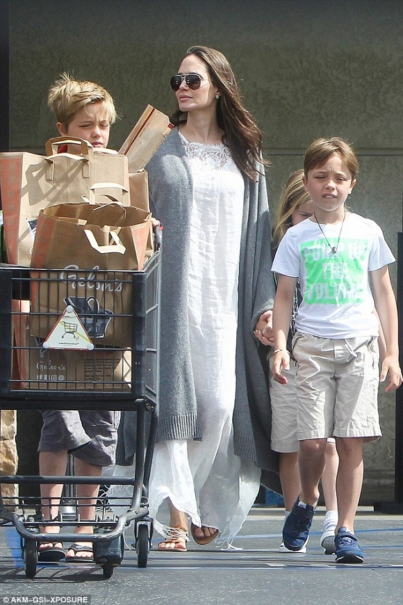 Angelina Jolie và Brad Pitt xuất hiện bên nhau đập tan tin đồn ly hôn 6