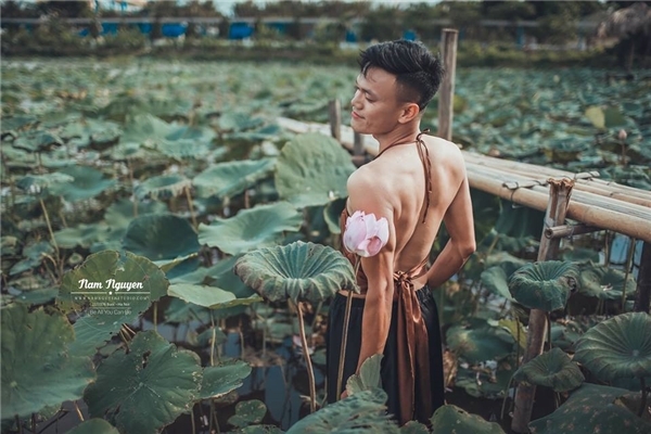 Bộ ảnh hoa sen độc và điên của hai chàng trai gây bão mạng
