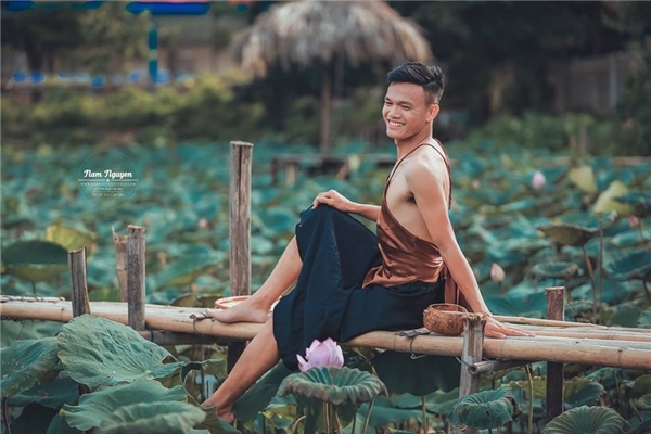 Bộ ảnh hoa sen độc và điên của hai chàng trai gây bão mạng