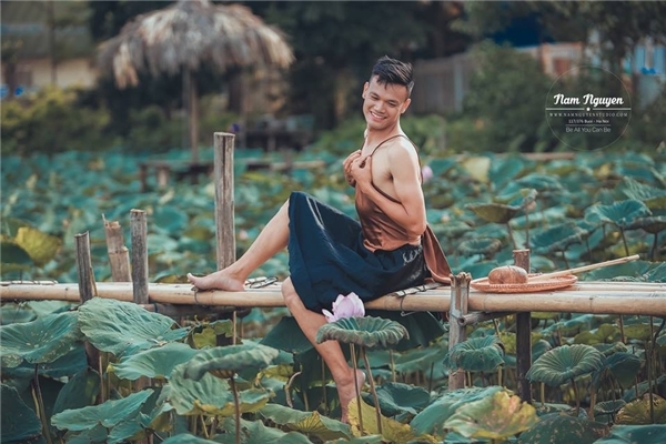 Bộ ảnh hoa sen độc và điên của hai chàng trai gây bão mạng