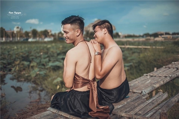 Bộ ảnh hoa sen độc và điên của hai chàng trai gây bão mạng