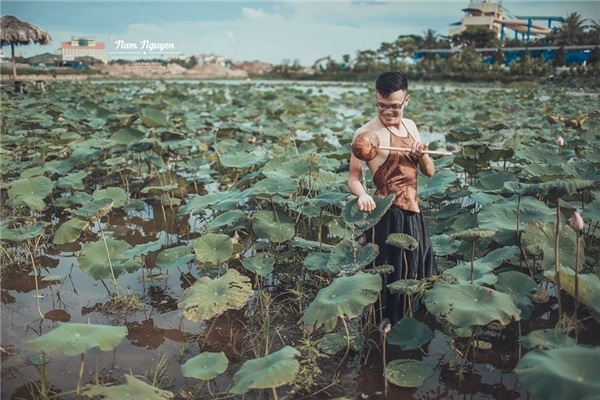Bộ ảnh hoa sen độc và điên của hai chàng trai gây bão mạng