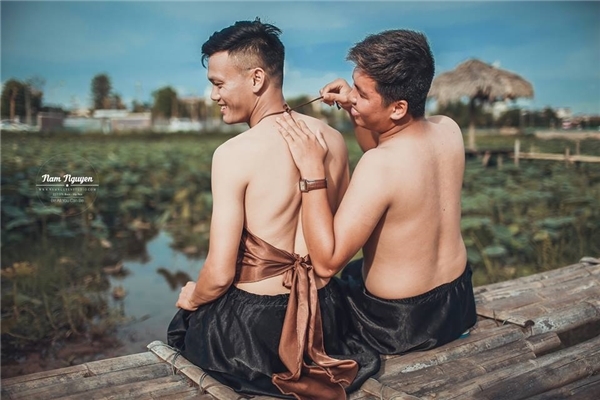 Bộ ảnh hoa sen độc và điên của hai chàng trai gây bão mạng