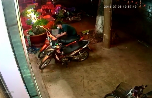 Clip: Thanh niên 'to gan' dám bẻ khóa trộm xe ngay trước tiệm cầm đồ - Ảnh 1