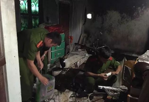 Con lên cơn ngáo đá, châm lửa thiêu trụi nhà mẹ kế - Ảnh 2