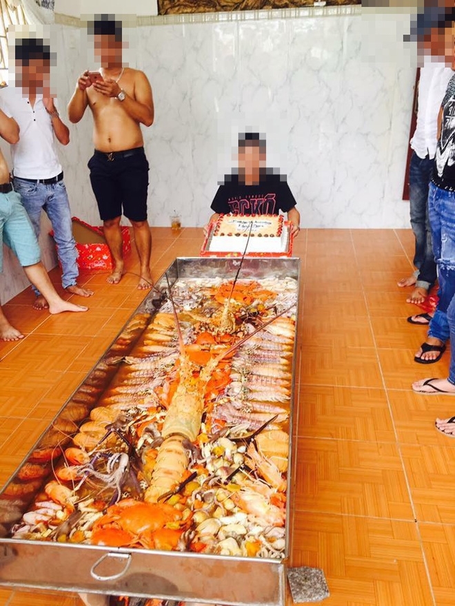 Nồi lẩu hải sản dài 2 mét - khủng chưa từng thấy ở Việt Nam - Ảnh 4.