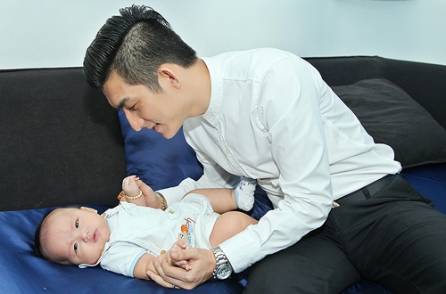 phi-thanh-van-mua-bao-hiem-gia-tri-10-ty-cho-con-trai-6