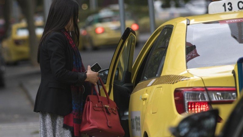 đi taxi an toàn, cách đi taxi đêm một mình, an toàn khi đi taxi, kinh nghiệm