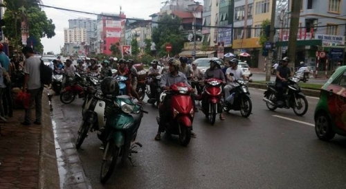 Thanh niên xăm trổ vây kín vỉa hè xem người phụ nữ bị đánh đập - Ảnh 2
