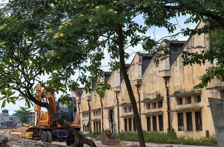 Việc phá bỏ nhà máy Dệt đang được tiến hành. Ảnh: TL.
