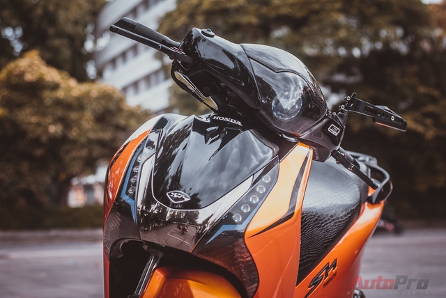  Chiếc xe được nhắc tới trong bài là của một biker Hà thành. Anh đã chi khá nhiều tiền để biến đổi màu sơn, trang bị thêm nhiều đồ chơi hàng hiệu, qua đó khiến chiếc xe của mình trở nên độc nhất vô nhị. 