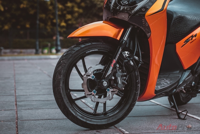  Phanh của chiếc xe cũng được nâng cấp. Cặp đĩa Braking được trang bị cho cả trước và sau ngốn của chủ nhân số tiền lên tới hơn 5 triệu Đồng. Những con ốc xung quanh cặp đĩa phanh và một vài chi tiết khác trên xe được làm từ hợp kim Titanium. Chủ xe cho biết riêng chỗ ốc đó đã tiêu tốn 4 triệu Đồng. 