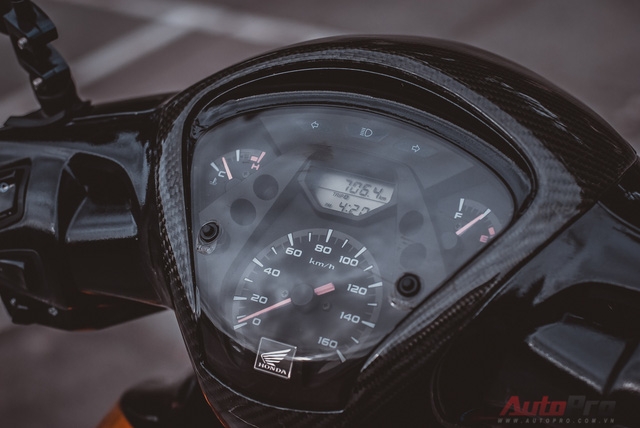  Nhiều chi tiết trên xe được phủ carbon. 