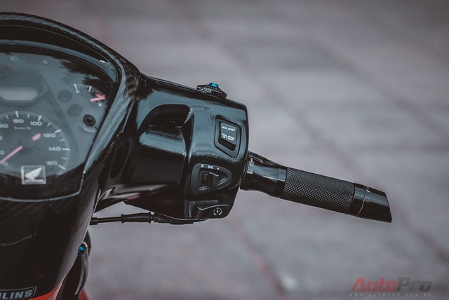  Tay nắm Rizoma, gù tay lái Rizoma với tổng chi phí 3 triệu Đồng. Riêng tay phanh CRG Folding Clutch có giá trị 5 triệu Đồng. 