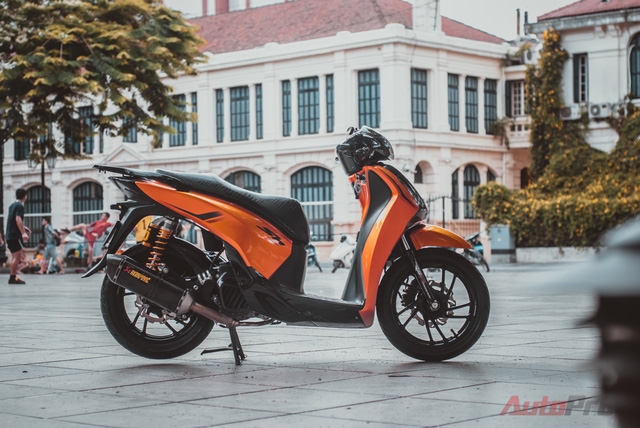  Xe được dán thêm decal 3M gồm 2 lớp. Chống đổ bánh trước có giá trị 1,7 triệu Đồng. 