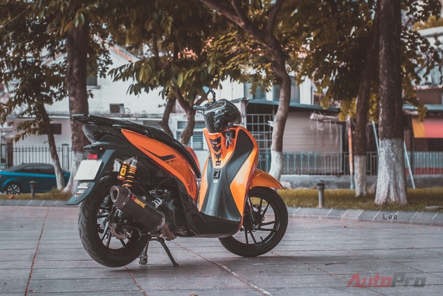  Máy móc của xe được giữ nguyên là loại động cơ 150 phân khối, tạo ra công suất tối đa 14,4 mã lực tại vòng tua 8.250 vòng/phút và mô-men xoắn cực đại 13,2 Nm tại vòng tua 6.500 vòng/phút. Hiện tại, Honda SH 150i bản nội địa có giá niêm yết 81 triệu Đồng. 