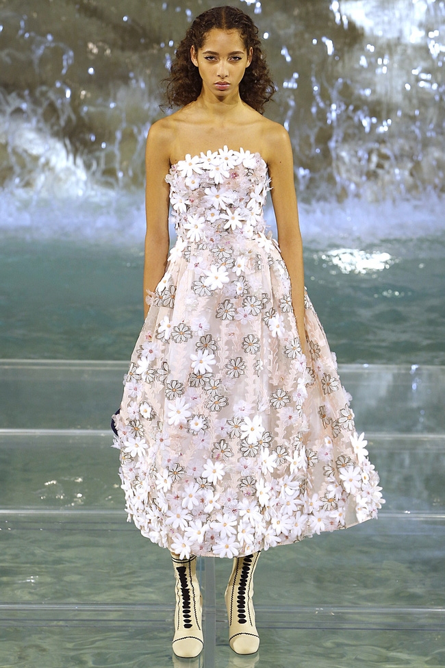 Catwalk trên mặt nước, dàn mẫu đỉnh của Fendi khiến người xem giật mình - Ảnh 7.