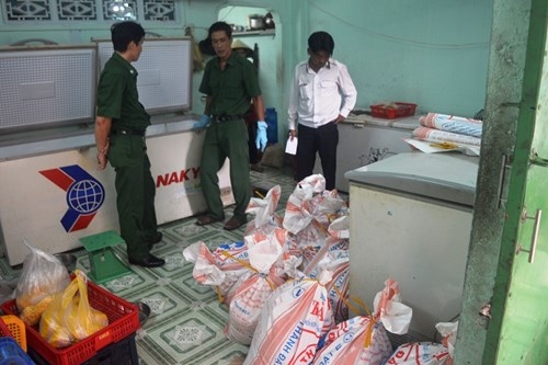 Đột kích cơ sở sản xuất bò viên bằng... thịt heo, hương liệu - ảnh 1