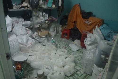 Đột kích cơ sở sản xuất bò viên bằng... thịt heo, hương liệu - ảnh 4