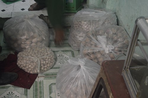 Đột kích cơ sở sản xuất bò viên bằng... thịt heo, hương liệu - ảnh 5