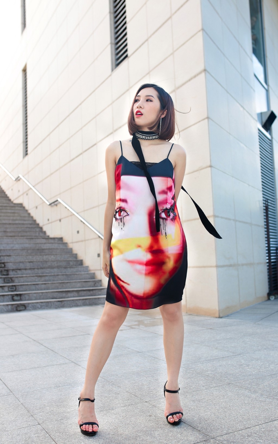 Emily ca tinh, Hanh Sino quyen ru tren duong pho Sai thanh hinh anh 4