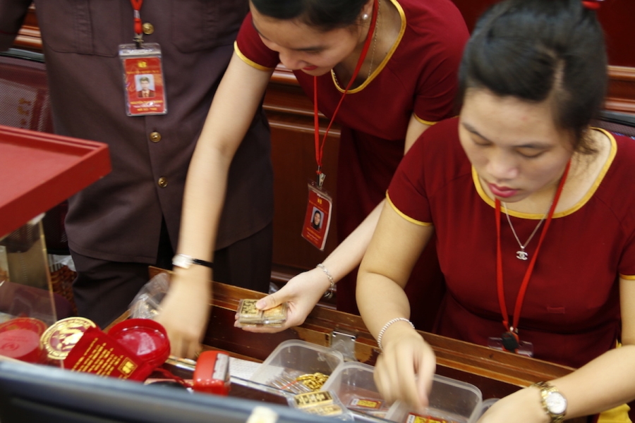 Giá vàng đã giảm nhưng vẫn chênh với giá vàng thế giới (Ảnh: Trọng Trinh)