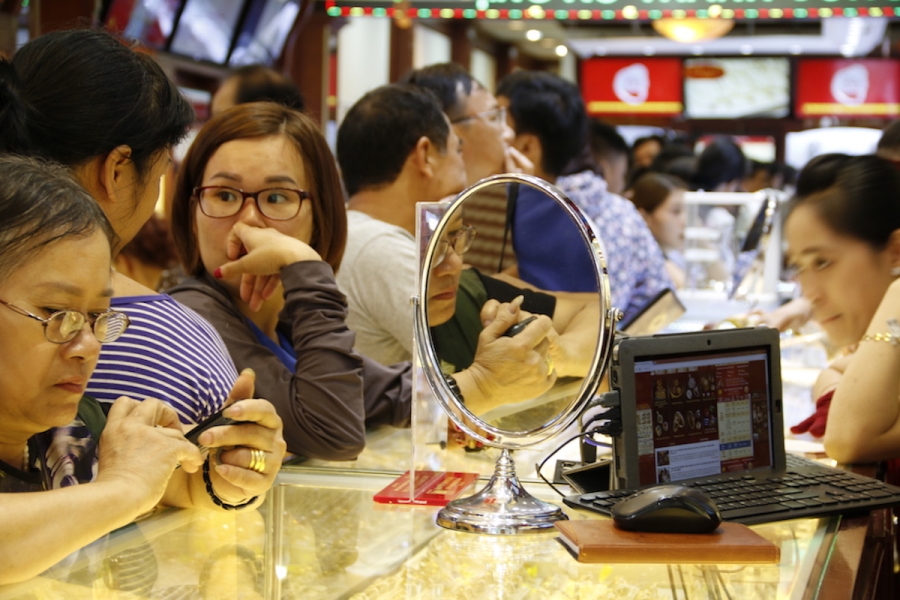 Người mua vàng cần cẩn trọng để tránh tình trạng mua giá cao, bán giá thấp (Ảnh: Trọng Trinh)