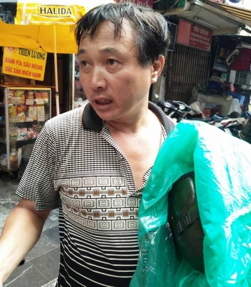 Cuộc sống chật hẹp của người chồng phố cổ bị vợ bỏ trong căn nhà 5m2 - Ảnh 1