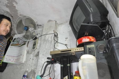 Cuộc sống chật hẹp của người chồng phố cổ bị vợ bỏ trong căn nhà 5m2 - Ảnh 3