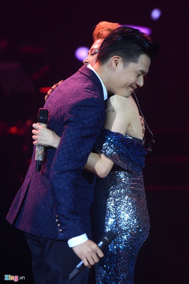 Thanh Thao boi roi khi duoc Quang Dung hon tren san khau hinh anh 10