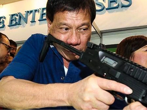 Tổng thống Philippines Duterte kêu gọi cảnh sát và dân chúng bắn hạ tội phạm ma túy và những người nghiện. Ảnh: Asia Correspondent.