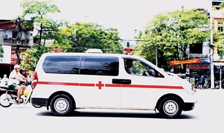 Có quá nhiều vấn đề liên quan xe cứu thương chở bệnh nhân trong các bệnh viện. Ảnh: Như Ý.