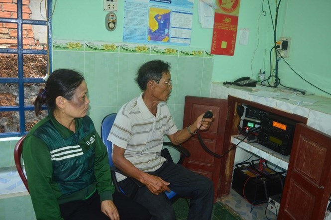 Hai ngày qua, bà Năng luôn có mặt tại đài canh ICOM để theo dõi thông tin từ Hoàng Sa báo về /// Ảnh: HIỂN CỪ