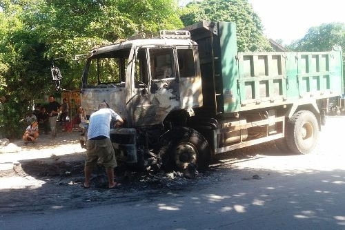 Xe bốc cháy dữ dội, tài xế đạp cửa thoát thân - Ảnh 1