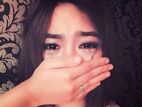 Bất ngờ với gương mặt thật của cô gái vừa che mặt vừa khóc - Ảnh 1