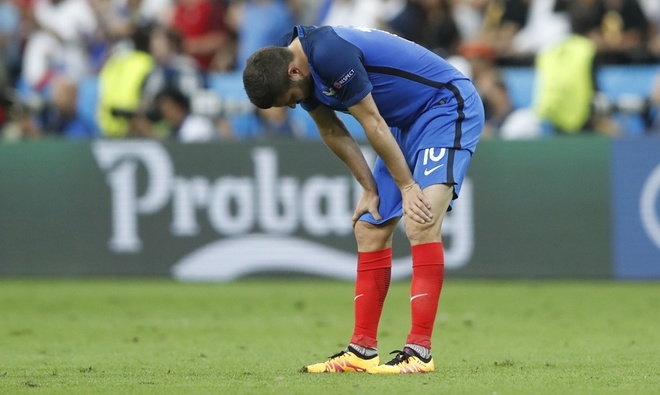 Cầu thủ Pháp khóc nức nở khi tuột chức vô địch Euro 2016 - ảnh thể thao