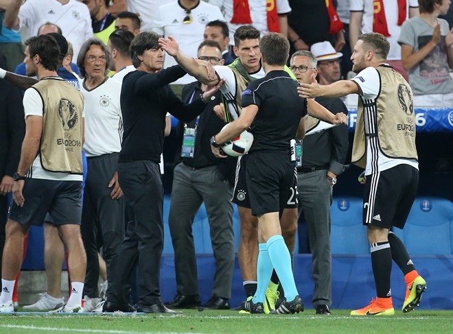 Euro 2016: Ky di, pha dop va nha vo dich khong giong ai hinh anh 2