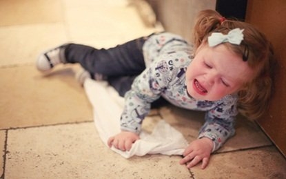 xử trí khi con ăn vạ, làm gì khi con ăn vạ, con hay ăn vạ, con hay khóc